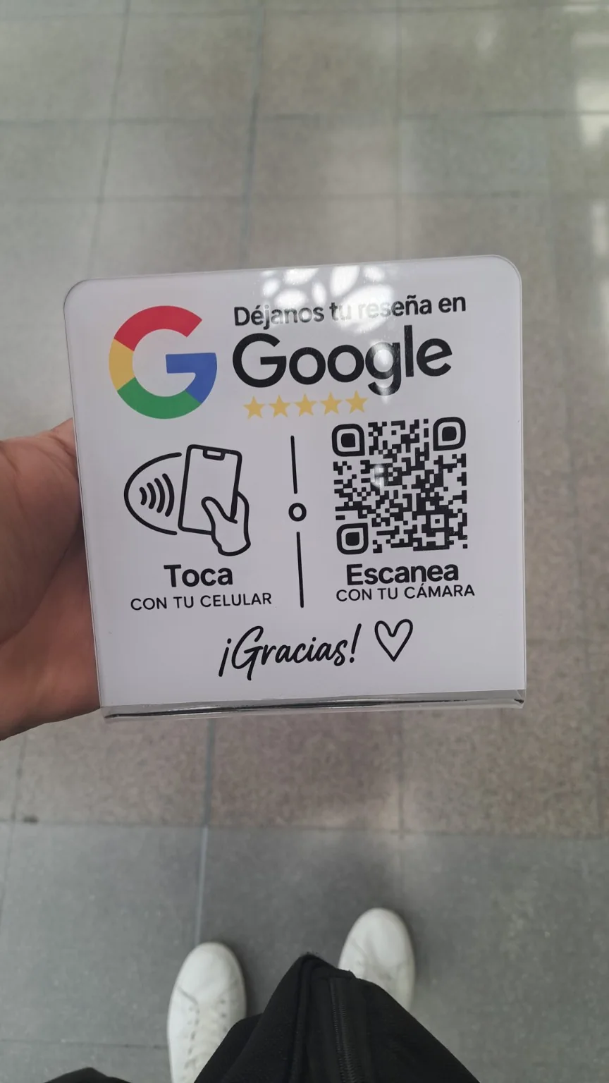 Detalle de la placa con instrucciones para tocar o escanear