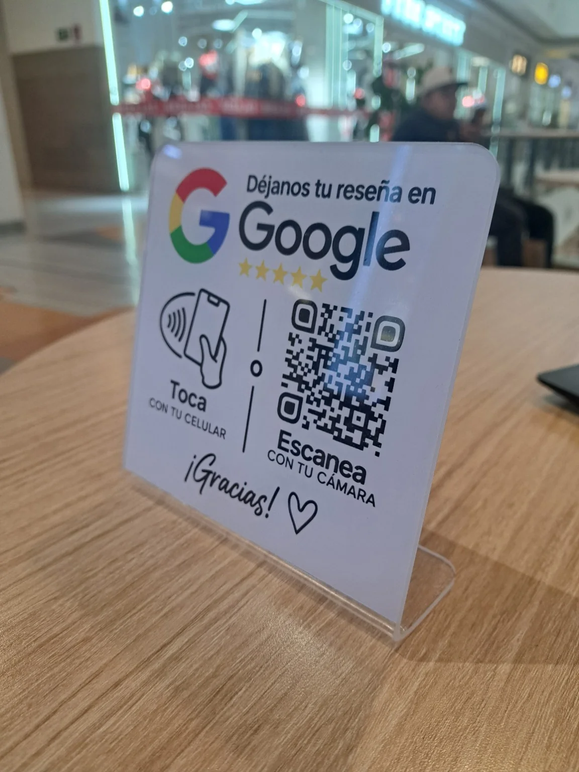 Vista lateral de la placa NFC y QR para reseñas de Google